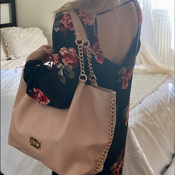 Black dress with roses 🌹 - Picture 4 of 8